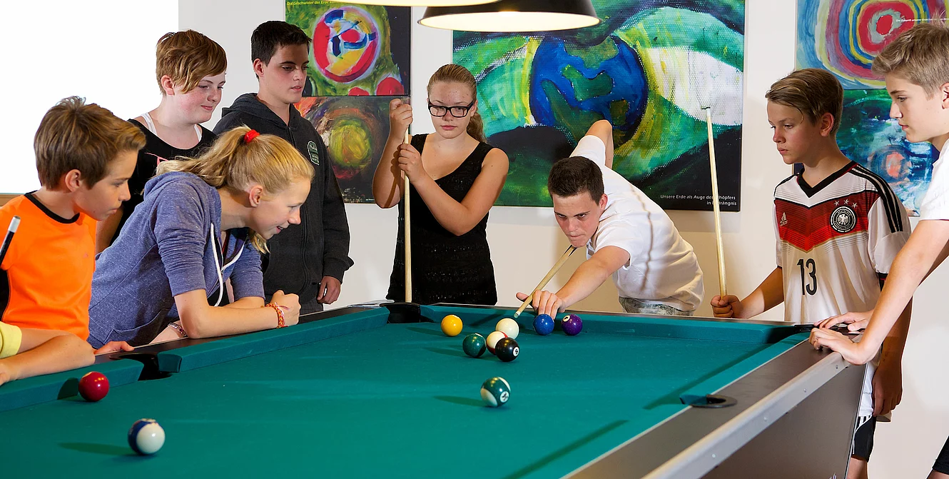 Jugend & L.O.F.T. Teenager beim Billiardspielen Spielen in der Turnhalle im Familienhotel Feuerberg in Kärnten