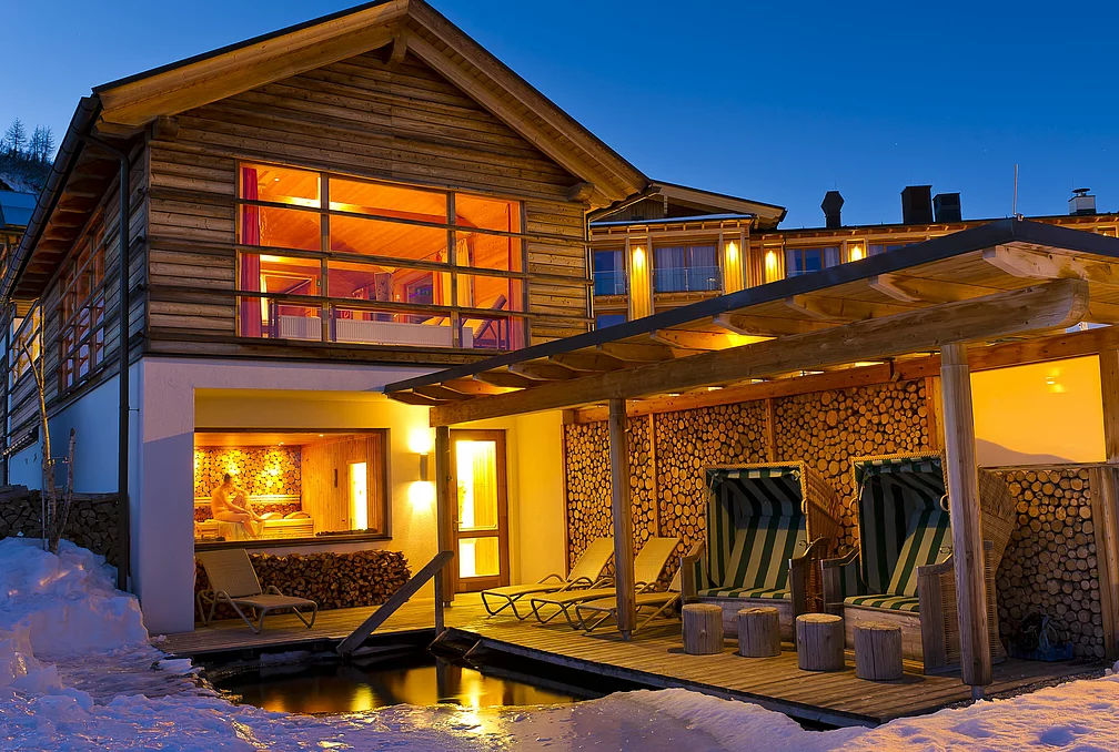 Zirbensaune mit Zugang zum Almsee im Winter im Wellnesshotel Feuerberg in Kärnten