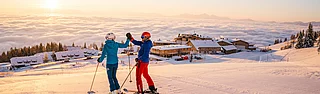 Ski vacation Skifahrer auf der Gerlitzen Alpe über dem direkt an der Piste gelegenen Skihotel Feuerberg in Kärnten