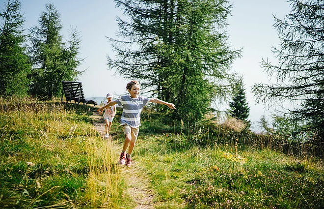 Familie beim Wandern auf der Gerlitzen Alpe
