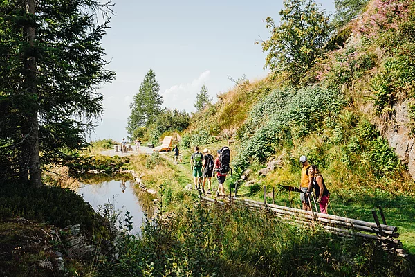 Familie beim Wandern auf der Gerltzen Alpe