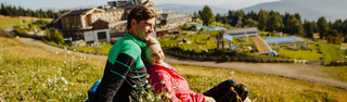 Mann und Frau beim Wandern im Urlaub nahe des Mountain Resort Feuerberg in Kärnten