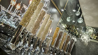 Müsliauswahl am Buffet der Verwöhnpension im Mountain Resort Feuerberg auf der Gerlitzen Alpe in Kärnten
