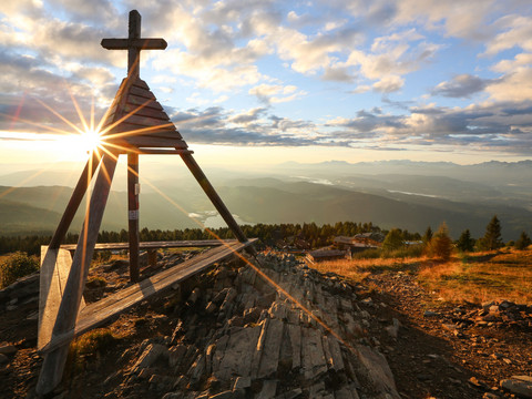 Blick von der Gerlitzen Richtung Almhüttendorf des Mountain Resort Feuerberg im Herbst
