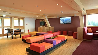 Jugend Loft mit Sitzgelegenheiten und Wuzler im Urlaub mit Teenager in Kärnten