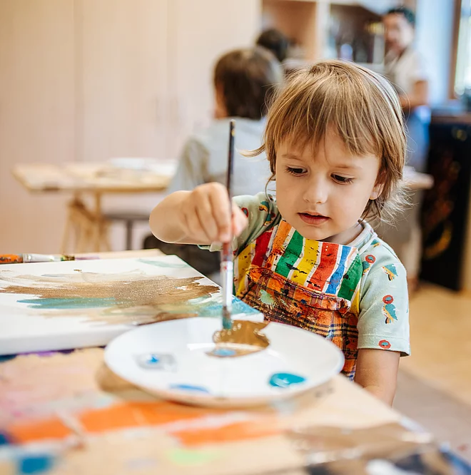 Ein Kind im Feuerberg Atelier