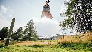 Mann auf Slackline im Familienurlaub mit Teenager in Kärnten