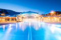 Infinity Pool bei Nacht im Winter im Mountain Resort Feuerberg