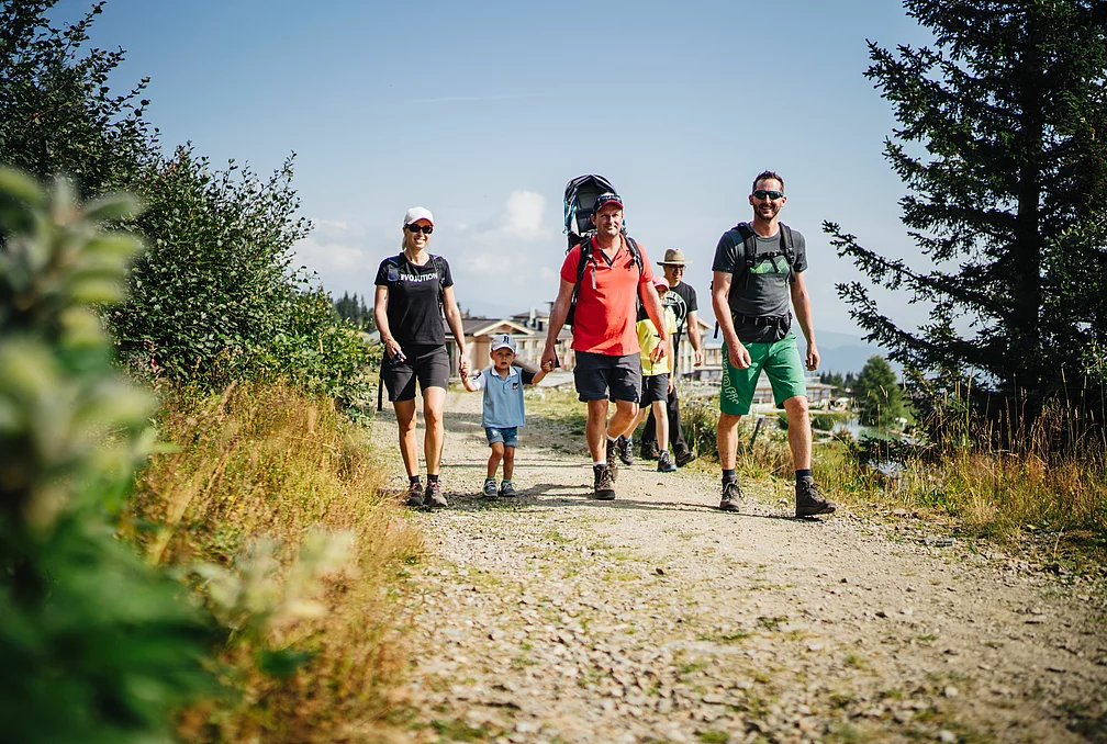 Ranger-Abenteuer am Berg Familie beim Wandern auf der Gerlitzen Alpe im Wanderurlaub in Kärnten