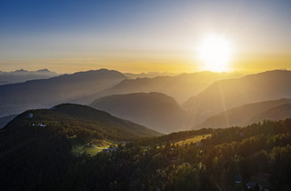 Feuerberg Mountain Resort Hotel auf der Gerlitzen Alm Kärnten im Spätsommer / Herbst, LuftbildLandschaft Österreich Natur Tourismus Werbung Austria--Blick von der Gerlitzen im Sonnenuntergang auf Ossiachersee, Wörthersee, Karawanken, Kärnten, Alm