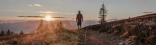 Wandern im Sonnenuntergang auf der Gerlitzen Alpe