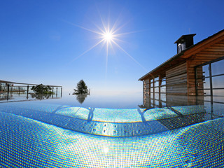 Bergquell Pool im Wellnesshotel Feuerberg in Kärnten