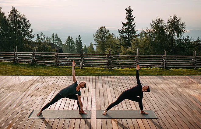 Yoga & Fitness Zwei Frauen yogieren am Yogadeck