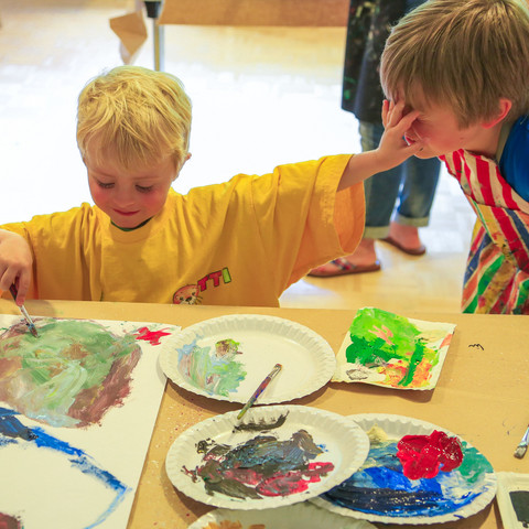 Kinder beim Malen im Loft mit Betreuung im Familienurlaub in Kärnten