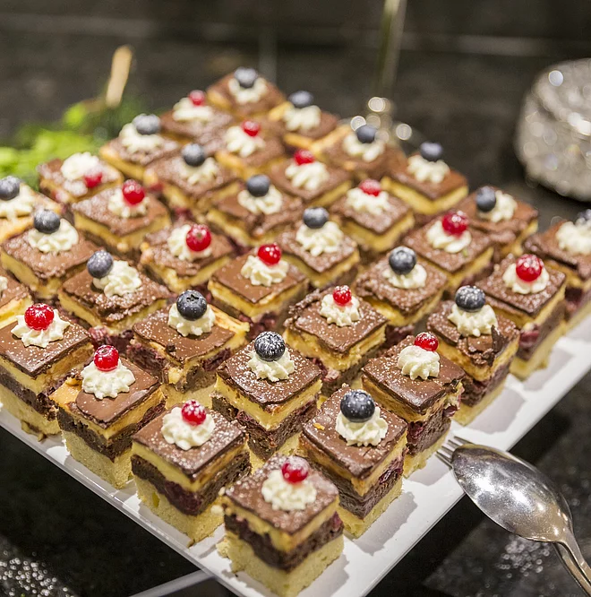 Desserts am Buffet des Restaurants im Hotel Mountain Resort Feuerberg in Kärnten
