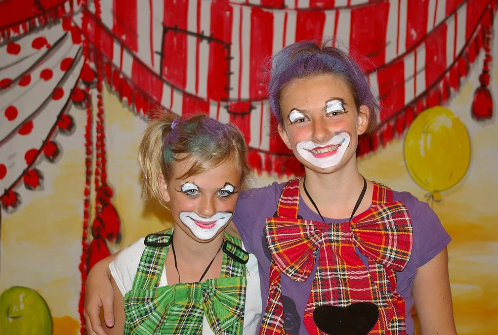 Zauberhafter Zirkus Verkleidete Kinder bei der Kidshow mit Betreuung im Familienurlaub in Kärnten