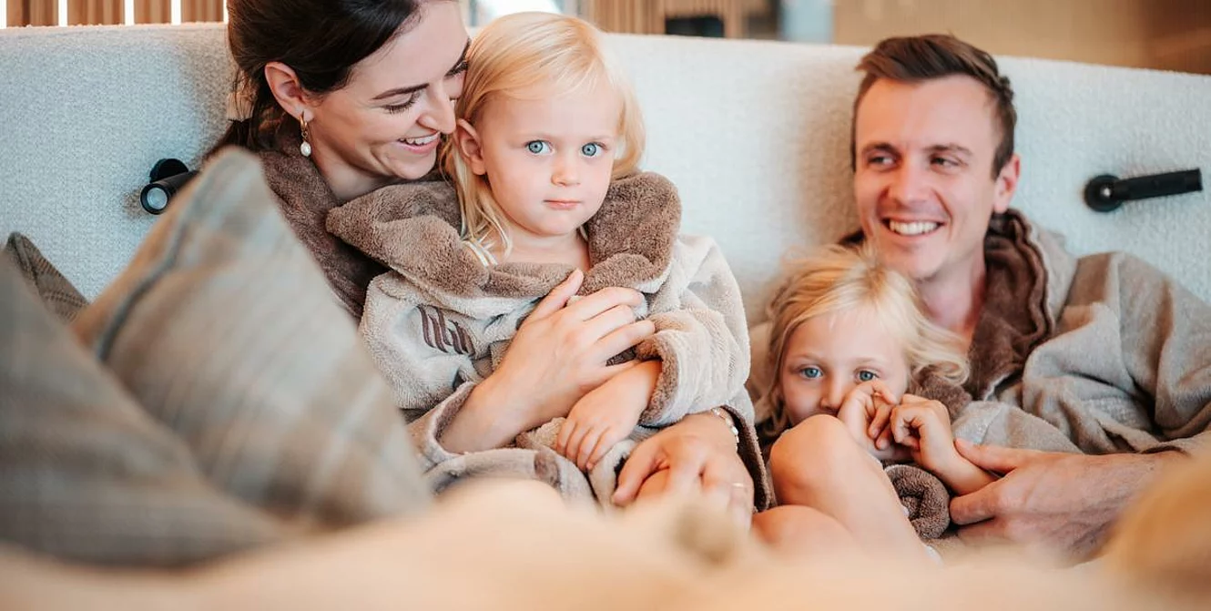Familie im Ruheraum Wellenspiel