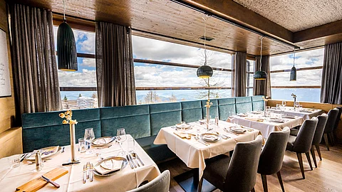 Restaurant türkis mit wundervollem gedeckten Tischen