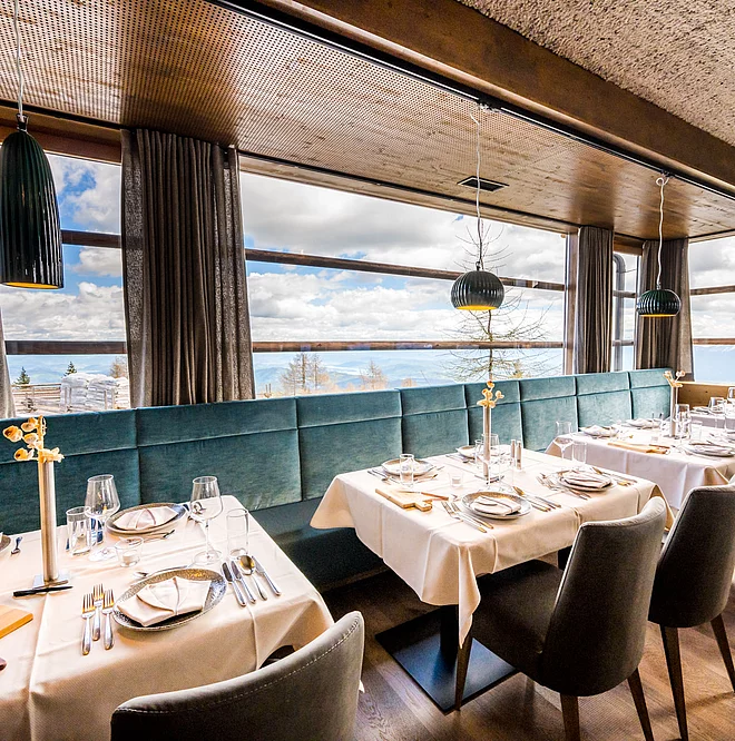Restaurant türkis mit wundervollem gedeckten Tischen