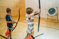 Junge beim Bogenschießen im Familienurlaub mit Kinderbetreuung in Kärnten