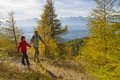 Frau und Mann wandern durch die Berglandschaft der Gerlitzen Alpe in Kärnten