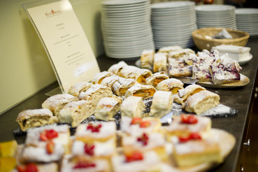 Desserts am Buffet des Restaurants im Hotel Mountain Resort Feuerberg in Kärnten