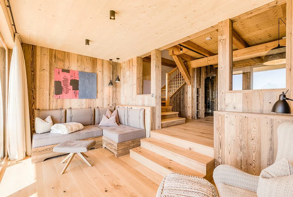 Familienchalets Wohnzimmer in der Familiensuite und Familienchalet im Mountain Resort Feuerberg in Kärnten