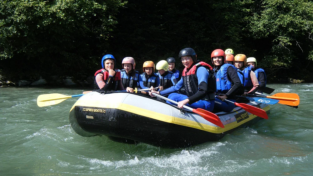 Teenager beim Wildwasser fahren im Urlaub in Kärnten