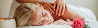 Frau bei einer Massage im Wellnesshotel Feuerberg in Kärnten
