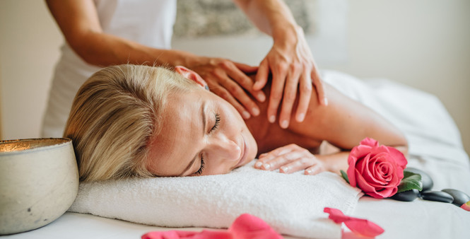Frau bei einer Massage im Wellnesshotel Feuerberg in Kärnten