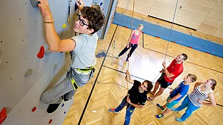 (c) Mountain Resort Feuerberg_Arena_Klettern_Gernot_Gleiss Kinder beim Klettern mit Betreuung in der Kletterhalle des Mountain Resort Feuerberg