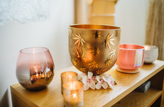 Blumen und Kerzen im Beauytbereich des Wellnesshotel Feuerberg in Kärnten