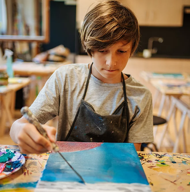 Kind malt im Atelier