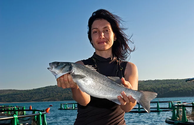 Irene Fonda mit Fisch in der Hand