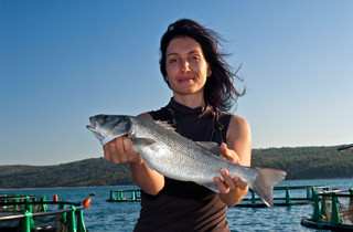 Irene Fonda mit Fisch in der Hand