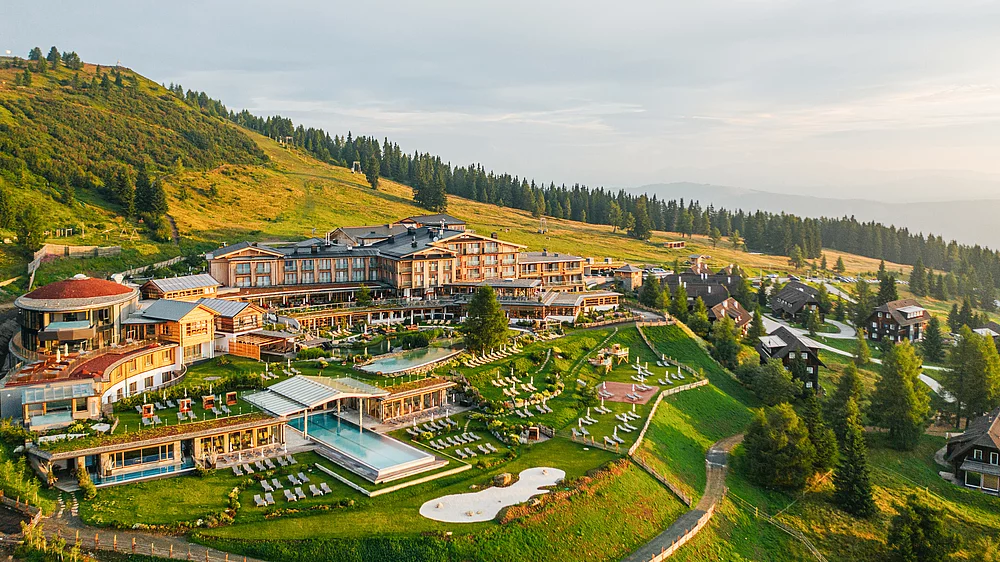 Das neue Gesicht des Feuerbergs Luftbild des Mountain Resort im Sommer