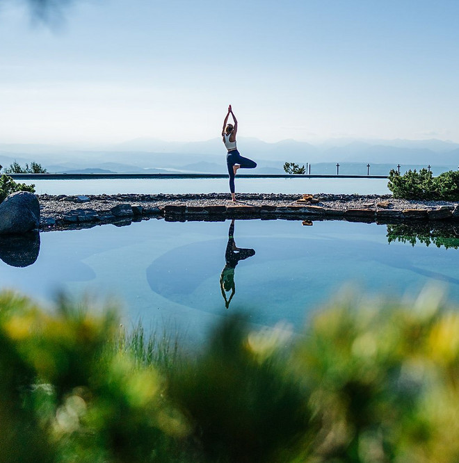 Yoga-Position beim Almsee im Feuerberg Mountain Resort