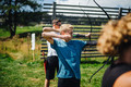 Kinder und Teenager beim Bogenschießen im Bergurlaub auf der Gerlitzen Alpe im Sommer in Kärnten
