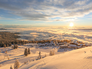 Blick auf das verschneite Skihotel Feuerberg im Winterurlaub in Kärnten