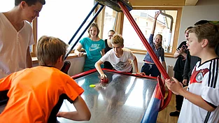 Kinder und Teenager beim Spielen im Loft im Familienurlaub in Kärnten