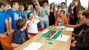 Kinder und Teenager beim Spielen im Loft im Familienurlaub in Kärnten