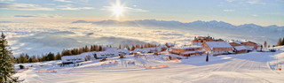 Blick von der Skipiste auf das Skihotel Feuerberg auf der Gerlitzen Alpe in Kärnten
