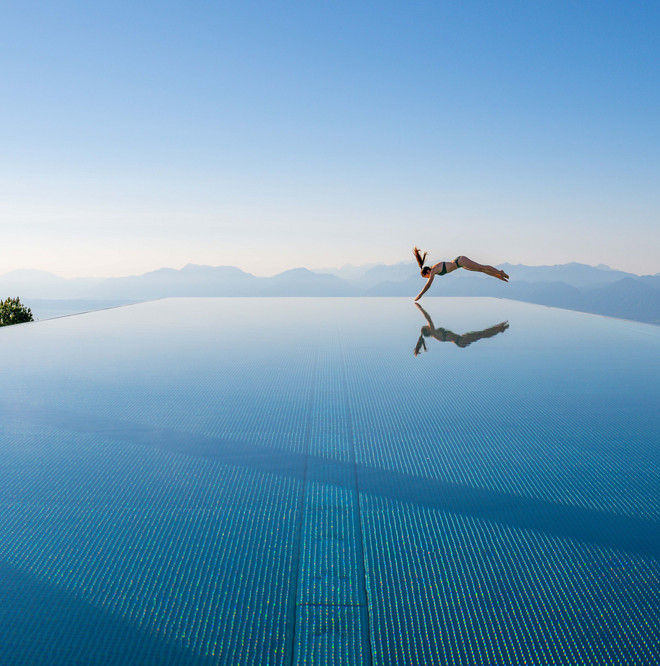 Frau springt in Pool