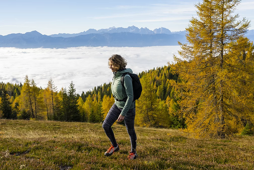 Wanderin auf der Gerlitzen Alpe mit Blick über as Wolkenmeer
