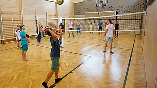KInder und Teenager beim Volleyball Spielen in der Turnhalle im Familienhotel Feuerberg in Kärnten