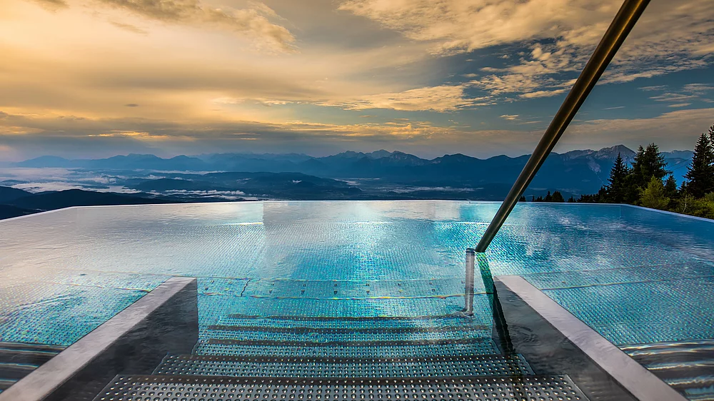 Der "Skypool" Skypool im Mountain Resort mit Blick auf die Berge