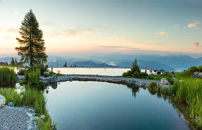 Almsee im Sommer bei Sonnenaufgang im Famlienhotel Feuerberg in Kärnten