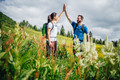 Mann und Frau beim Wandern auf der Gerlitzen Alpe in Kärnten