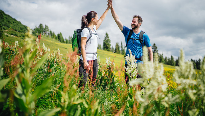 Mann und Frau beim Wandern auf der Gerlitzen Alpe in Kärnten