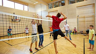 (c) Mountain Resort Feuerberg_Teens_Arena_Gernot_Gleiss KInder und Teenager beim Volleyball Spielen in der Turnhalle im Familienhotel Feuerberg in Kärnten